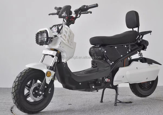 Scooters elétricos personalizáveis de 1500W-2000W com faróis duplos e carregamento rápido